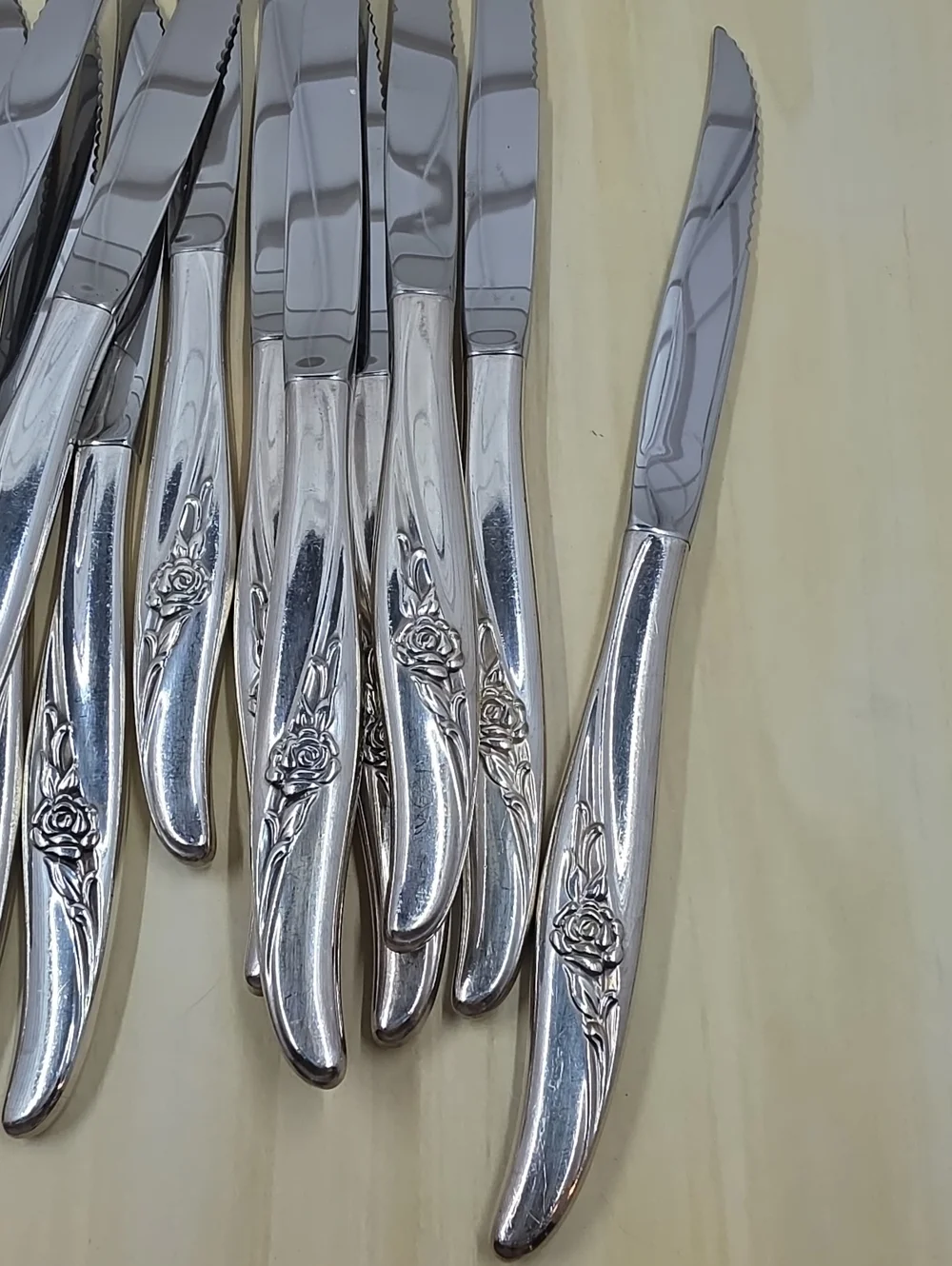 Oneida Rose Song Serrated Steak Knuves Set Of 16 Hollow Rogers Silverplate